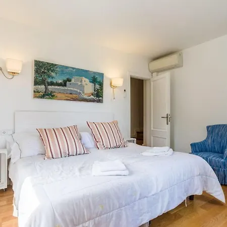 Sleeps 8 Villa *