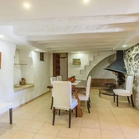 Villa Sleeps 8 *